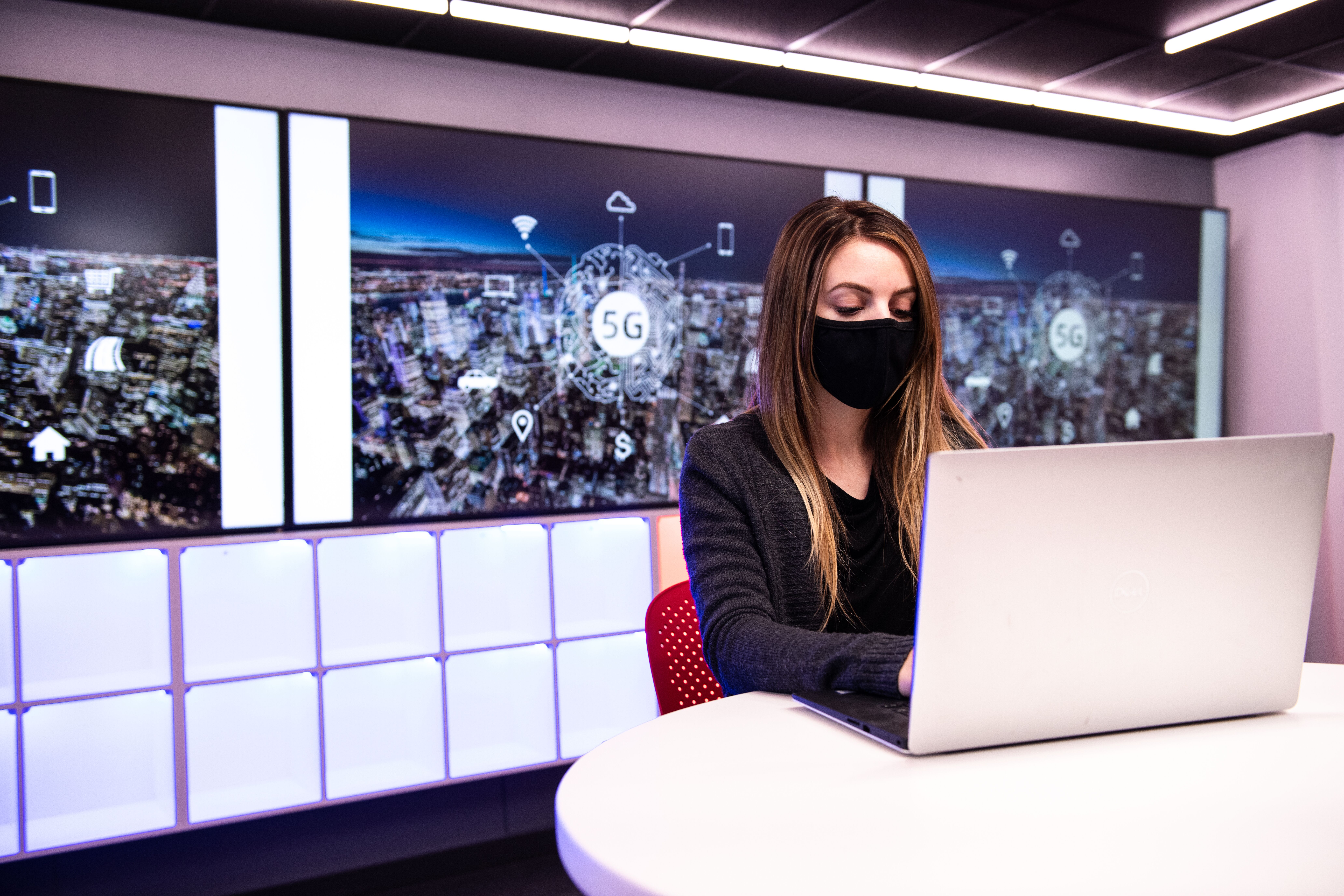 Torri Simmons and her colleagues use the capabilities of PNNL’s 5G Innovation Studio to explore how 5G can transform diverse mission areas, including port and border security, grid infrastructure engagement, and augmented human-machine teaming capabilities for first responders. 